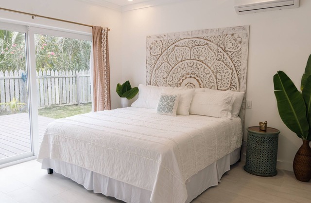 Newly renovated Coastal cottage steps to Pink Sand Beach- Somewhere in the Sun
