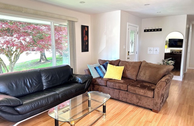 Newly renovated 3BD 2 Bath, Spacious with lots of light!nn