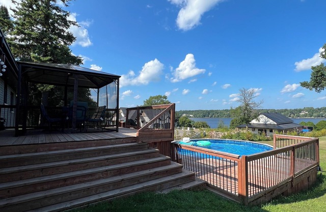 Newly renovated chalet with access to the water, 30 minutes from Montreal