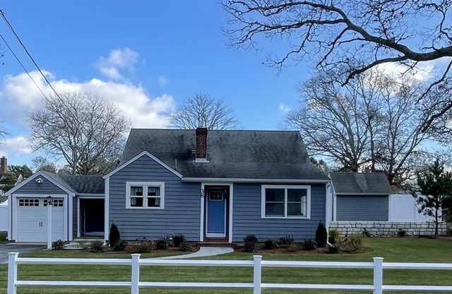 Newly Renovated Cape House, 3 Bedrooms, Outdoor Pool, Walking distance to Canal