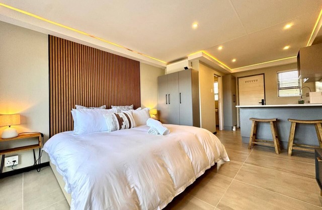 Newly renovated, charming studio in central Jeffreys Bay with AC, WiFi, parking