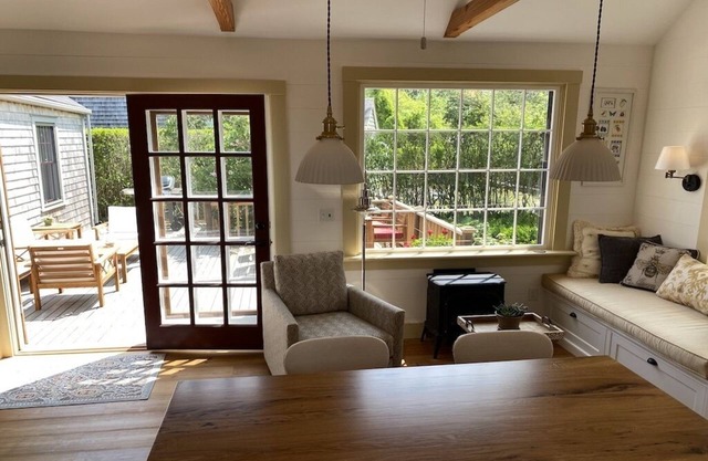 Newly renovated, Close to Town, AVAILABLE WEEKS