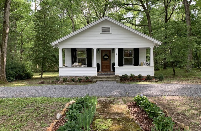 Newly Renovated Cottage - Walk to Historic Downtown Mentone