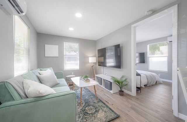 ✨Newly Renovated Couple’s Retreat✨ 2Bd/1B w King 🛏
