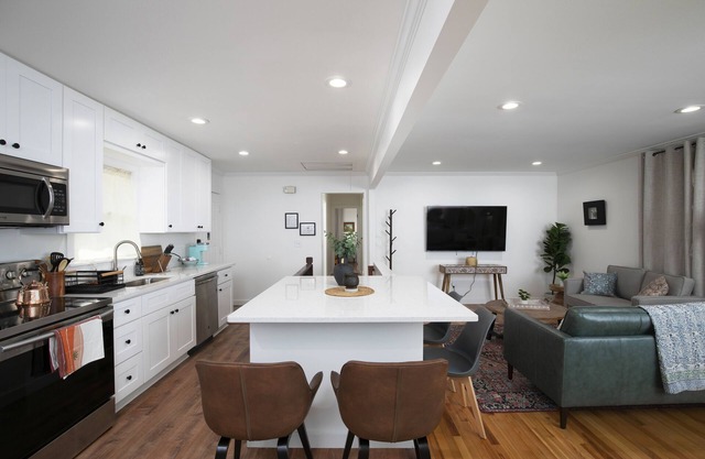 Newly Renovated Cozy Rustic Home l 10 min from Truist Park