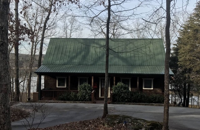NEWLY RENOVATED DECK! Private lakefront home minutes from Clemson; private dock