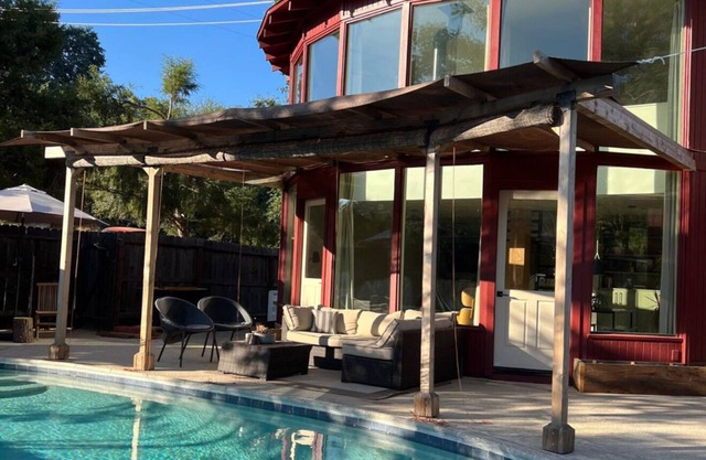 Newly renovated eccentric round house in historic Angels Camp