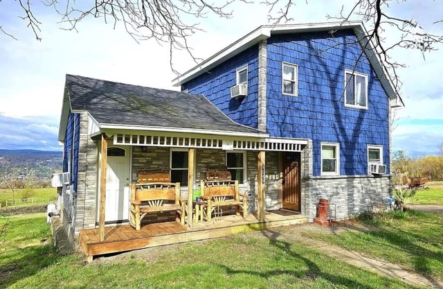 Newly Renovated Farm House with Lake View