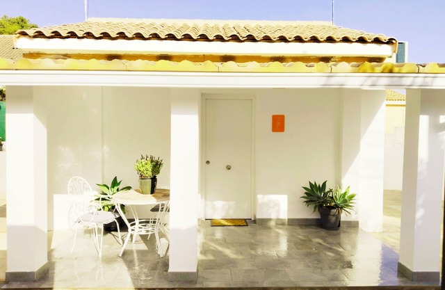 Newly renovated house! Detached villa with swimming pool. All services.