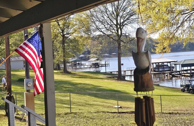 Newly renovated lakehouse sleeps 7 with boathouse, fenced yard and kayaks