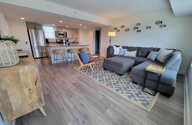 Newly Renovated Modern 2 Bed/2 Bath Condo w/Pool 1 Block to Beach
