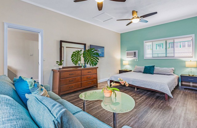 Newly Renovated Modern Cottage: Walk into Historic Wailuku Town!