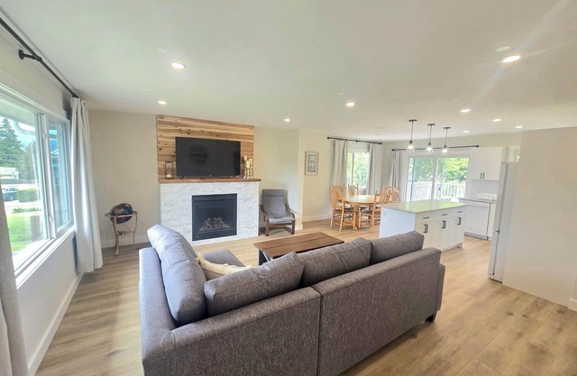 Newly Renovated Private 3 bedroom 2 bathroom guest suite