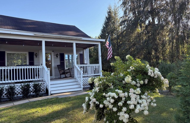 NEWLY renovated private Apartment CLOSE to town and the Dreams Park!