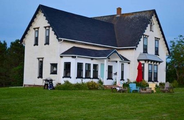 Newly Renovated, Spacious Oceanfront Farmhouse