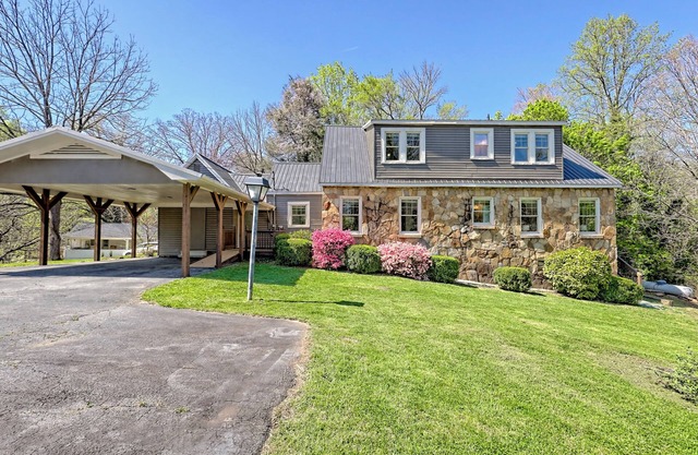 Newly Renovated & Spacious 4/3.5 Peaks Ridge @ Downtown Clayton - Pet Friendly!