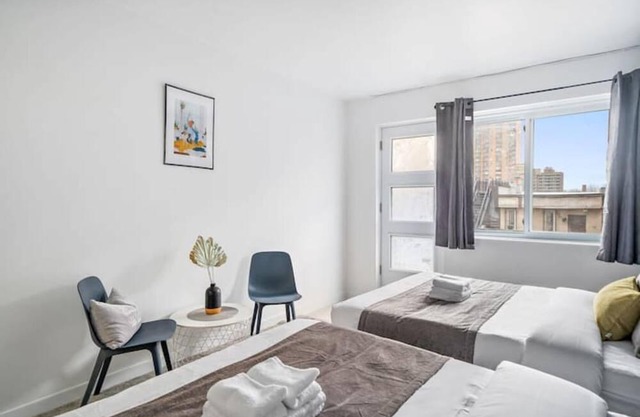 NEWLY RENOVATED STUDIO, 2 queen size beds, 5 min walk to McGill