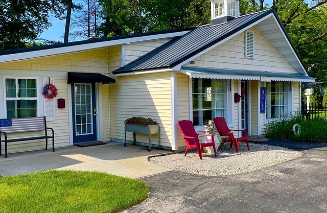 Newly renovated Studio Apartment with gorgeous Muskegon River views. Hardy Dam.
