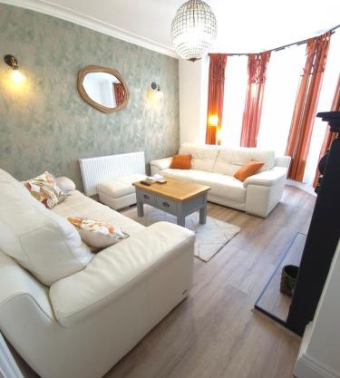 Newly renovated stylish, 4 bedroom home from home