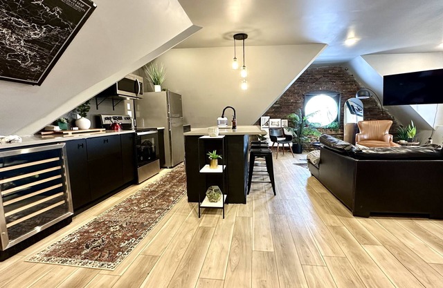 Newly Renovated Stylish Loft - Prime Location!n