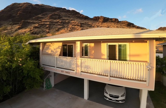 Newly renovated three bedroom with private lanai, A/C, WIFI, close to the beach