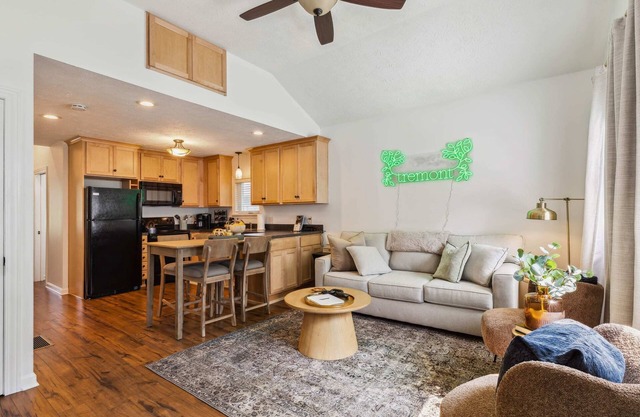 Newly Renovated Tremont Treasure I Cozy + Modern