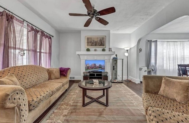 Newly Renovated ! Upper Modern Large 3 Bed House