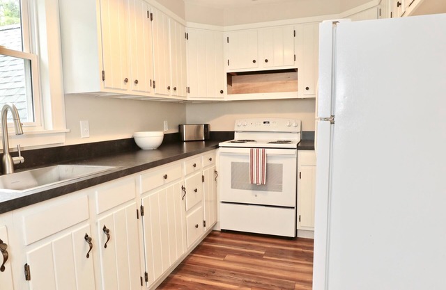 Newly Renovated Upstairs Suite in 1790's Sea Captain's House on Deckers Cove