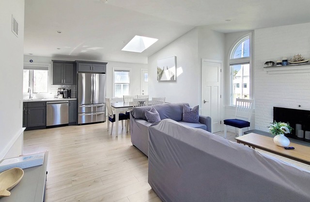 Newly Renovated 3BD-Central A/C, Enclosed Outdoor Shower, Bike or Walk to New Silver Beach, Only 0.5 Mi