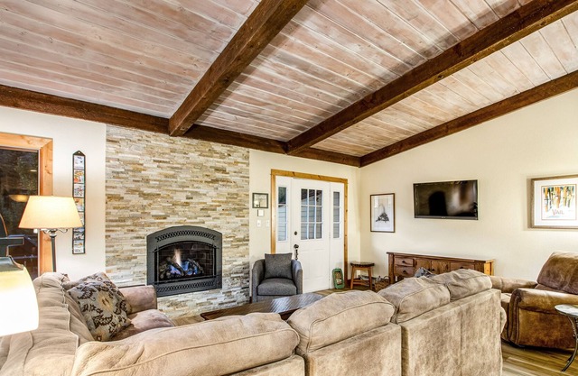 Newly Renovated Vail Valley Escape with Balcony, Free Shuttle to Slopes