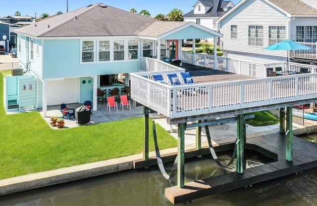 Newly Renovated Waterfront Home w/Kayaks/Bikes, Ping Pong,4 bedroom, 2 bathroom