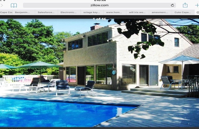 Newly renovated with private pool/spa 1/2 mile to Popponesett Inn.