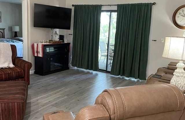 Newly Updated, 2 King Beds, Pools, Hot Tub & Golf Course Views! Feels like home!