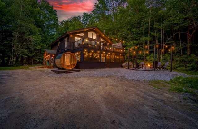 Newly Updated Chalet- 5 min to Sunday River-Hottub-Sauna-playset