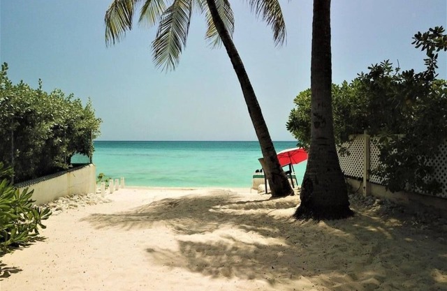 Newly Updated Seven Mile Beach Resort - Steps away from 7 Mile Beach