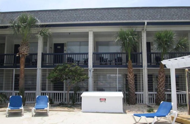 Newly Updated Poolside Studio Steps from Beach, Sandbar, & Tennis