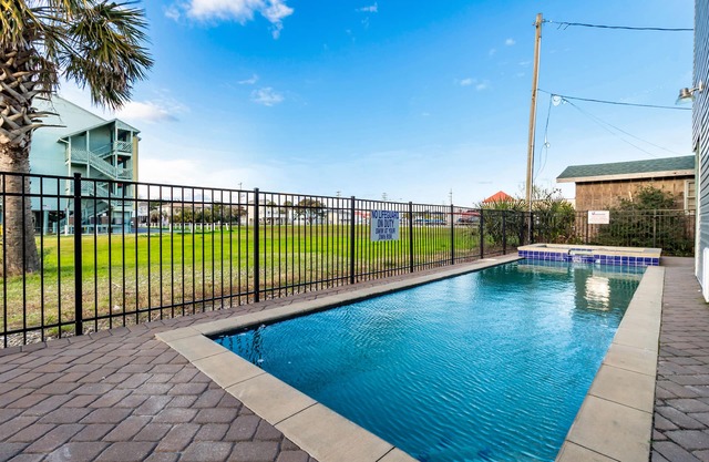 Newly Updated Private Pool/Large Media/Game Rooms/Kitchen/Dining/150ft to beach