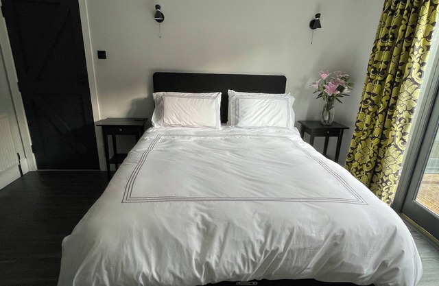 Newmarket, Quiet, Secluded, Private Guest Suite with own entrance.