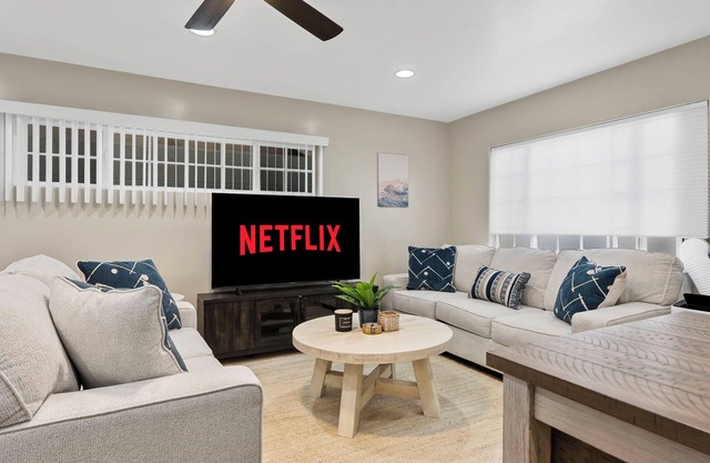 Newport Beach Modern King 2BR2BA Steps to Sand with - AC - Wifi - Smart TVs