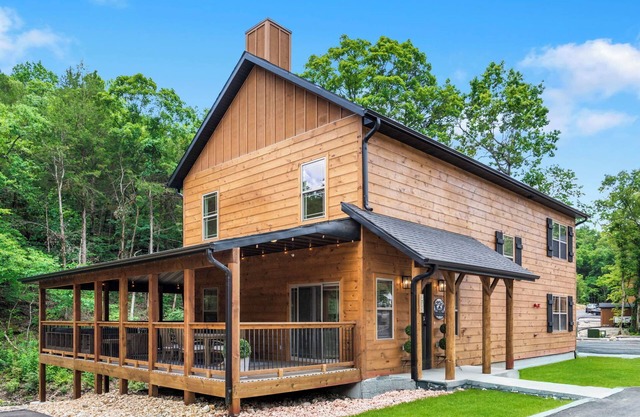 Next-Level Vacation Getaway | King Suites, Hot Tub, Fire Pit, Free Show Tickets!
