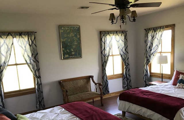 Next to Becker Vineyards - Sleeps 8 - Hot Tub - Family Friendly