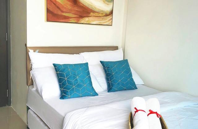 Next to SM Mall, Modern 1BR with Balcony & Pool