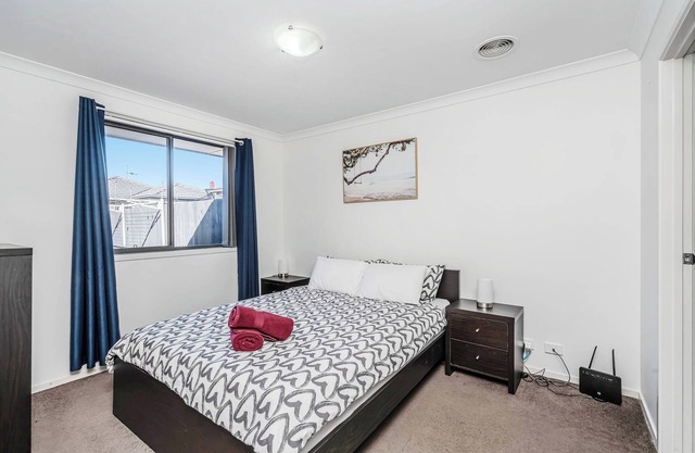 Ngunnawal 3 bedroom with Netflix and 100mbps Wifi