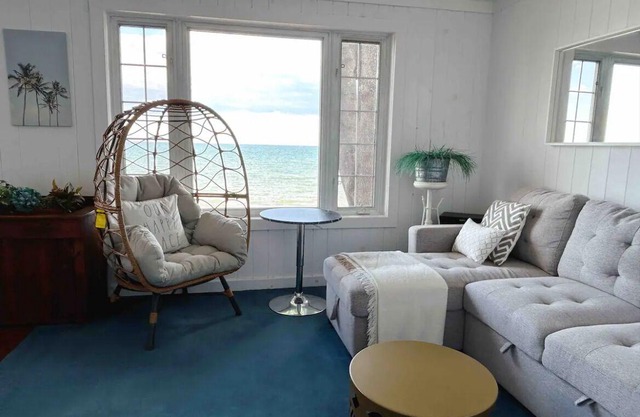 Niagara Dreamhouse on the lake with Private Beach! Family & Friends Vacation.