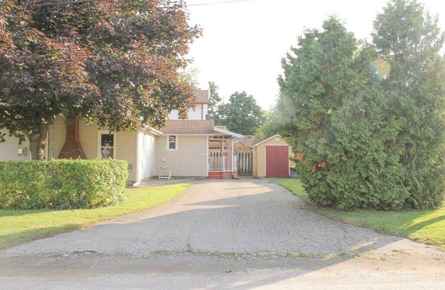 Niagara Falls cottage, close to all amenities.