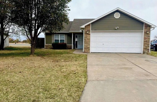 Nice 3 BDR 2 Bth house+Garage+Fenced backyard
