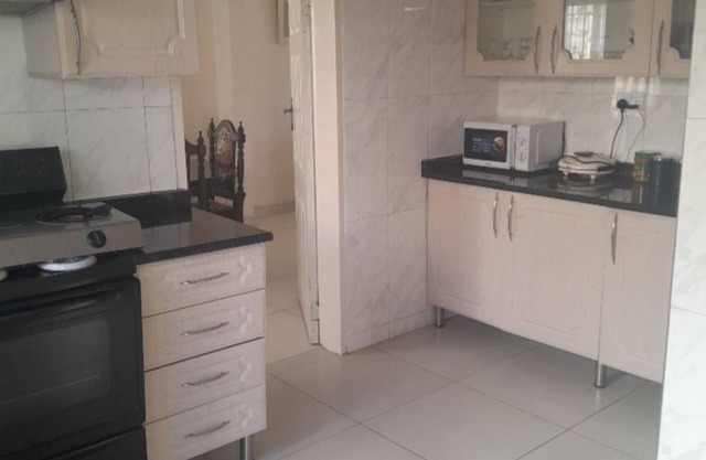 Nice 3-bedroom house with WiFi, AC spacious surroundings close to shops & Mall