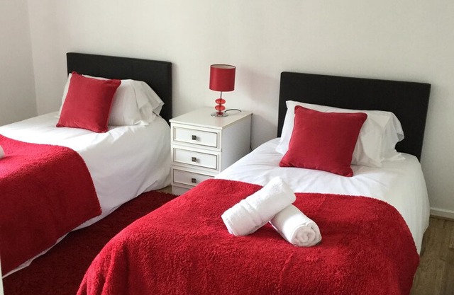 Nice 4 Bed house near Basildon Town Centre sleeps 8