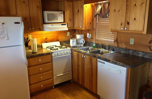 Nice and Knotty! Hot Tub, Fireplace,Hiking,View,Near Parkway ,WiFi
