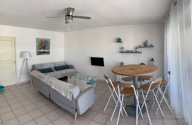 Nice and large T3 fully air-conditioned, right in the center, 80 m from the beach